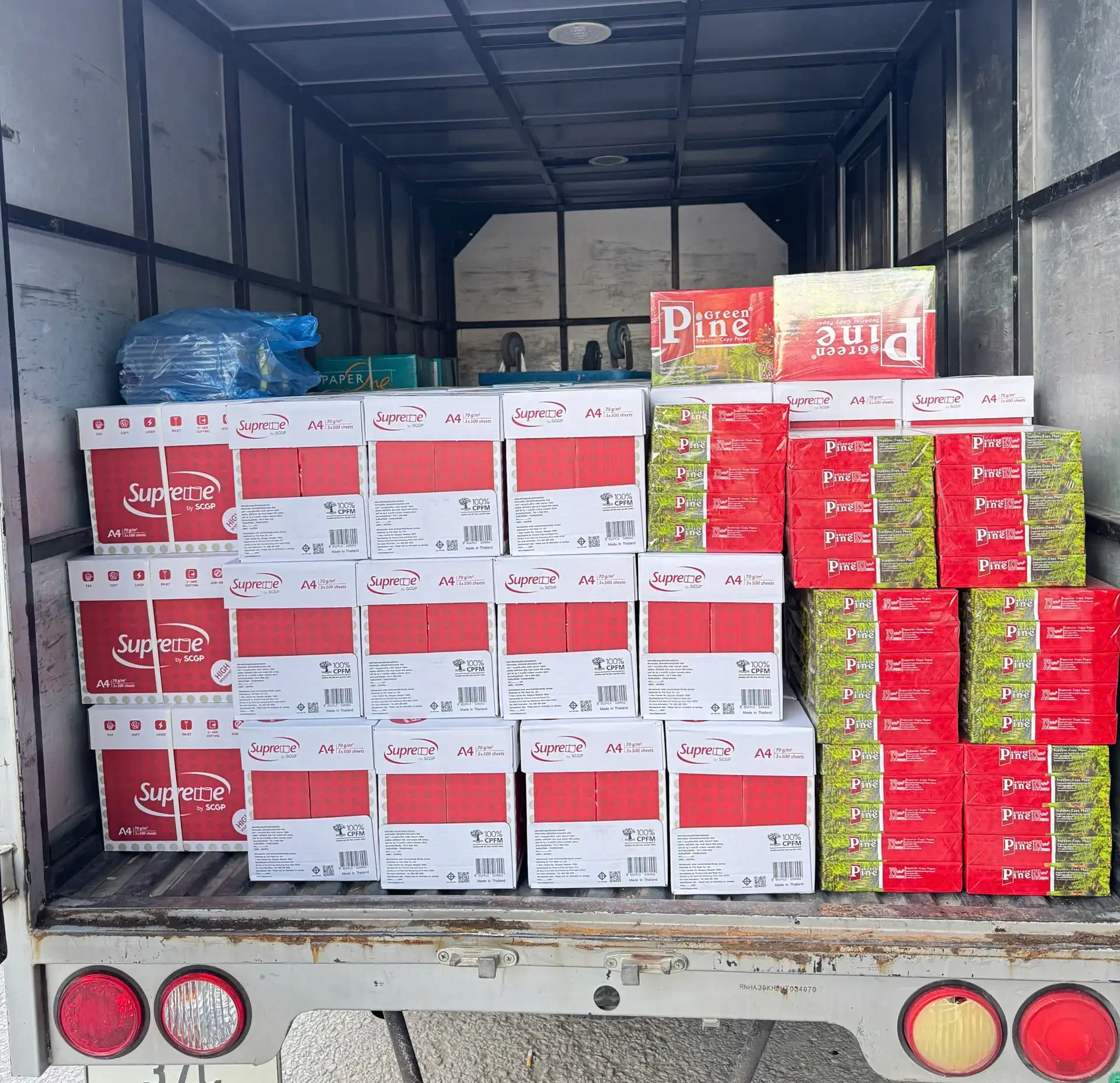 Đội xe tải vận chuyển nội bộ của Nghệ An Paper, được trang bị đầy đủ logo thương hiệu, thực hiện quy trình giao hàng trong ngày đến tận nơi khách hàng tại khu vực Nghệ An
